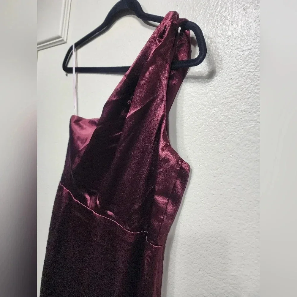 Lulu's On the Guest List Burgundy Satin One-Shoulder Maxi Dress M Wedding Party - Picture 9 of 13